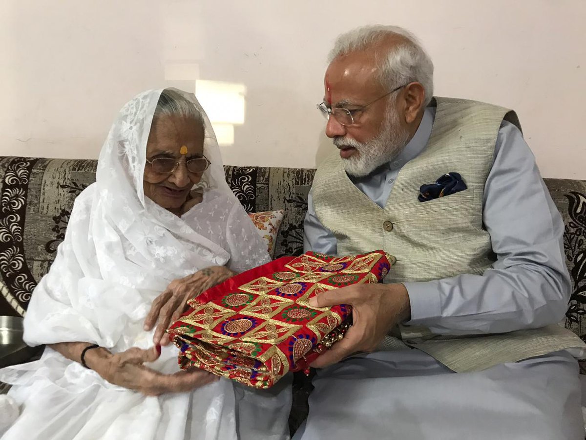 DeshGujarat's tweet photo. Mother Hiraba gives Goddess Mahakkali's chunari from Pavagadh temple of Central Gujarat to Prime Minister son Narendra Modi https://t.co/hK7TM7lwiR