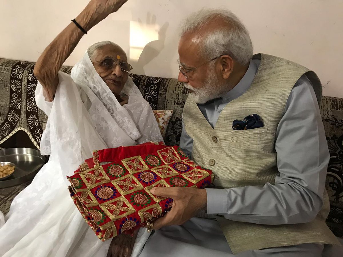 DeshGujarat's tweet photo. Mother Hiraba gives Goddess Mahakkali's chunari from Pavagadh temple of Central Gujarat to Prime Minister son Narendra Modi https://t.co/hK7TM7lwiR