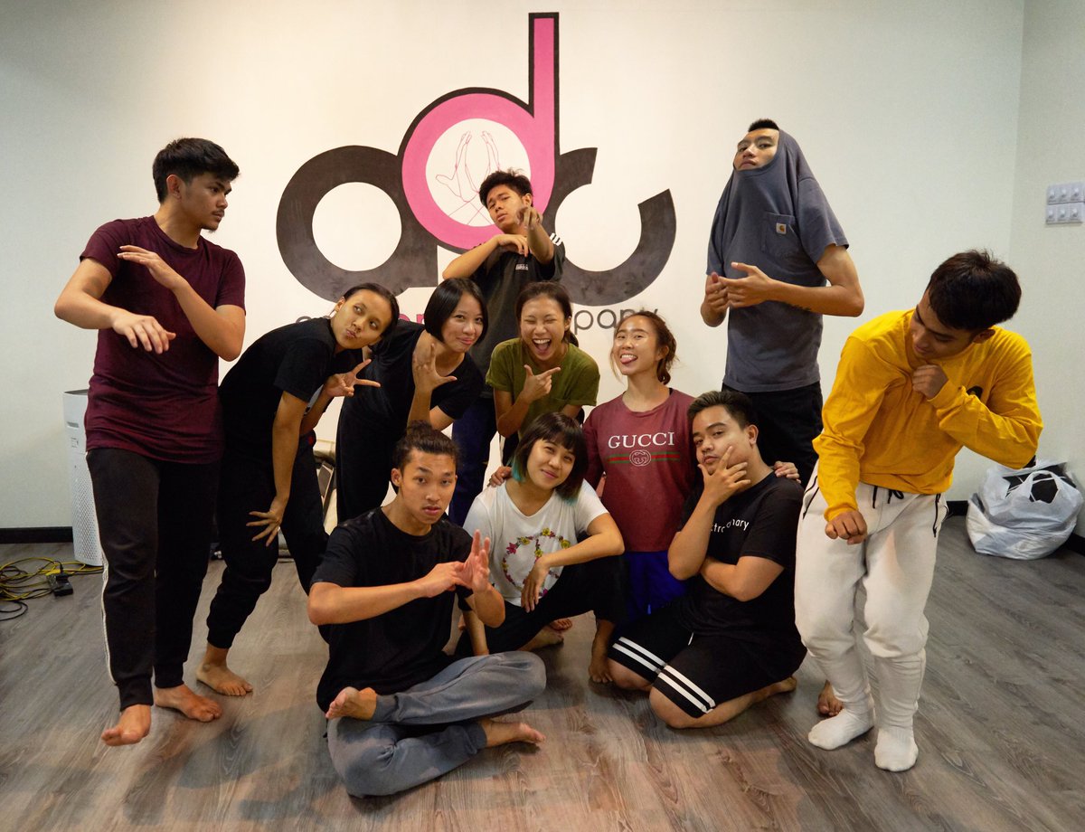 Thank you Hwa Wei-An for sharing his Art of Falling last Saturday with all the participants!
•
•
#adcmalaysia #askdancecompany #dancers #dance #workshop #danceworkshop #theartoffalling #malaysiandancecentre