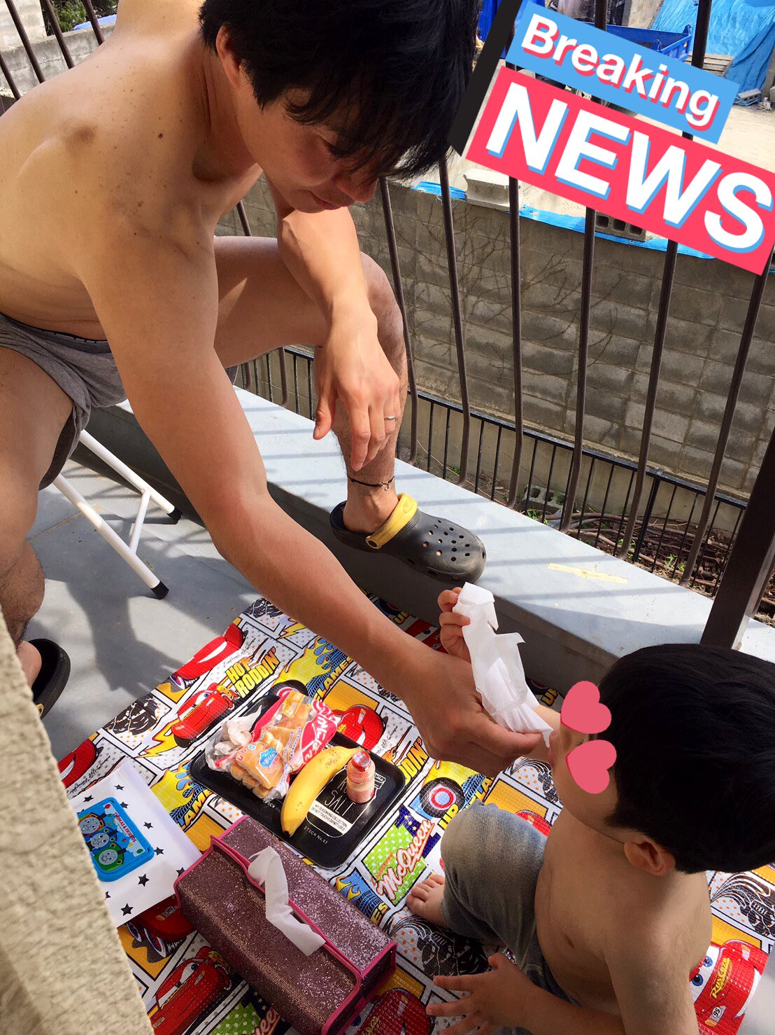 上半身裸　少年 むかいだつばさ в X: „休日の朝の我が家。 日焼けする為にベランダに上半身裸で行こうとすると 「〇〇くんも」 と言って上半身裸になる息子笑  そして日焼け出来ずに簡易ピクニックが始まる〜 家ではずっとパパにベッタリ！ 嬉しい限り😊 https://t.co/LnQyoxztMx“ / X