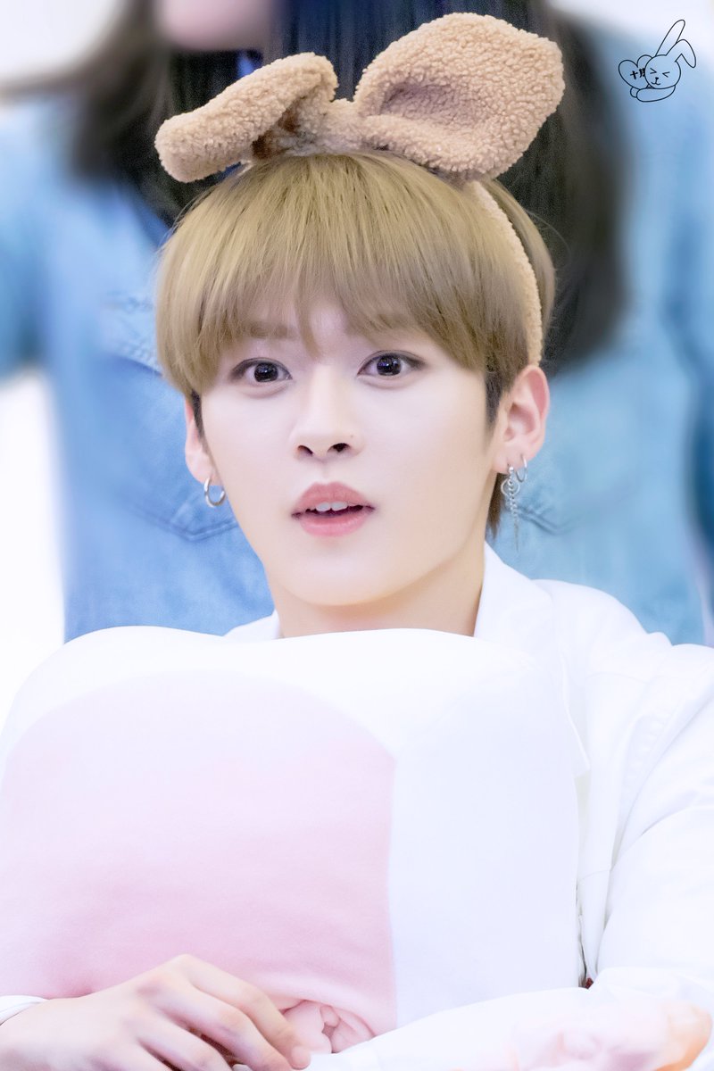 981025_S2's tweet photo. 190421 고양 팬싸인회

우리 민호는 뭘 먹고 이렇게 이쁘나? ㅠㅠㅠㅠㅠㅠㅠㅠㅠㅠㅠㅠㅠ
나는ㅠㅠㅠㅠㅠ
어제도 오늘도 내일도 니가 제일 좋아ㅠㅠㅠㅠㅠ

🐰🐰🐰❤️❤️❤️

#straykids #SKZ #스트레이키즈 #리노 #Leeknow #민호 #이민호 #minho @Stray_Kids https://t.co/BBze74pQ1G