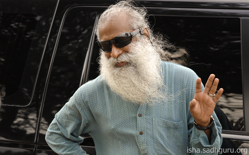 SadhguruJV's tweet photo. One who is constantly making U-turns obviously does not want to go anywhere. #SadhguruQuotes https://t.co/fDitomh9n9