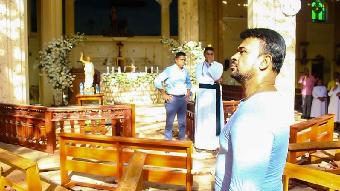 NaveeRathnayaka's tweet photo. " මල්ලි.. මම දුකින් වගේ ඉන්නකොට පොටෝ එකක් ගහපන් !! " https://t.co/UIV9hG4t5J
