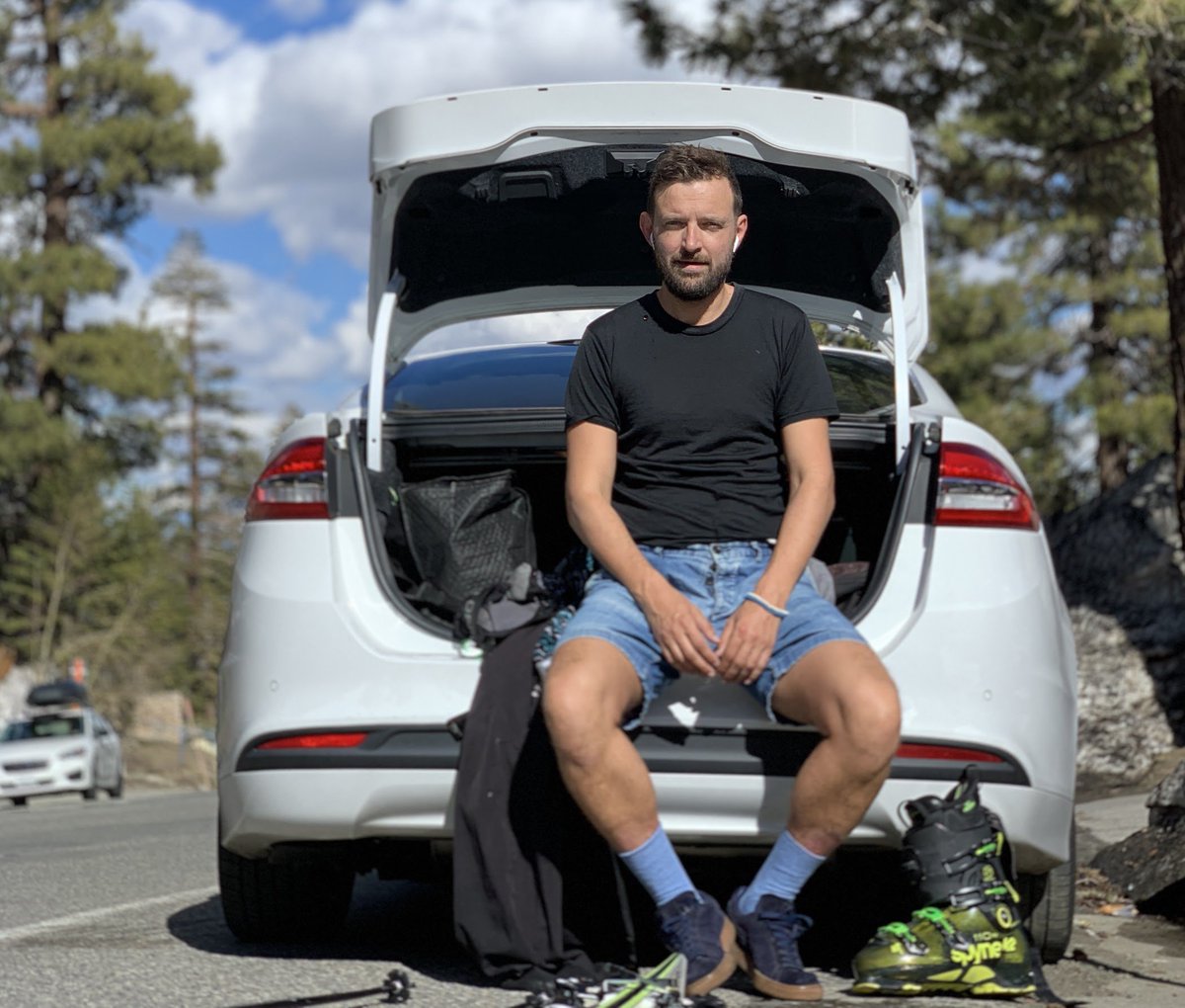 kiksy's tweet photo. I had a blast skiing today at @MammothMountain, but the best part was having a beer at the hostel and attending two awesome @codesmith_ meetups with the amazing (and quite inspiring) @Tr00gle and @_Troutman_ . Thank you, guys. #SpringIntoCode #JavaScript https://t.co/6OjoaEInY0
