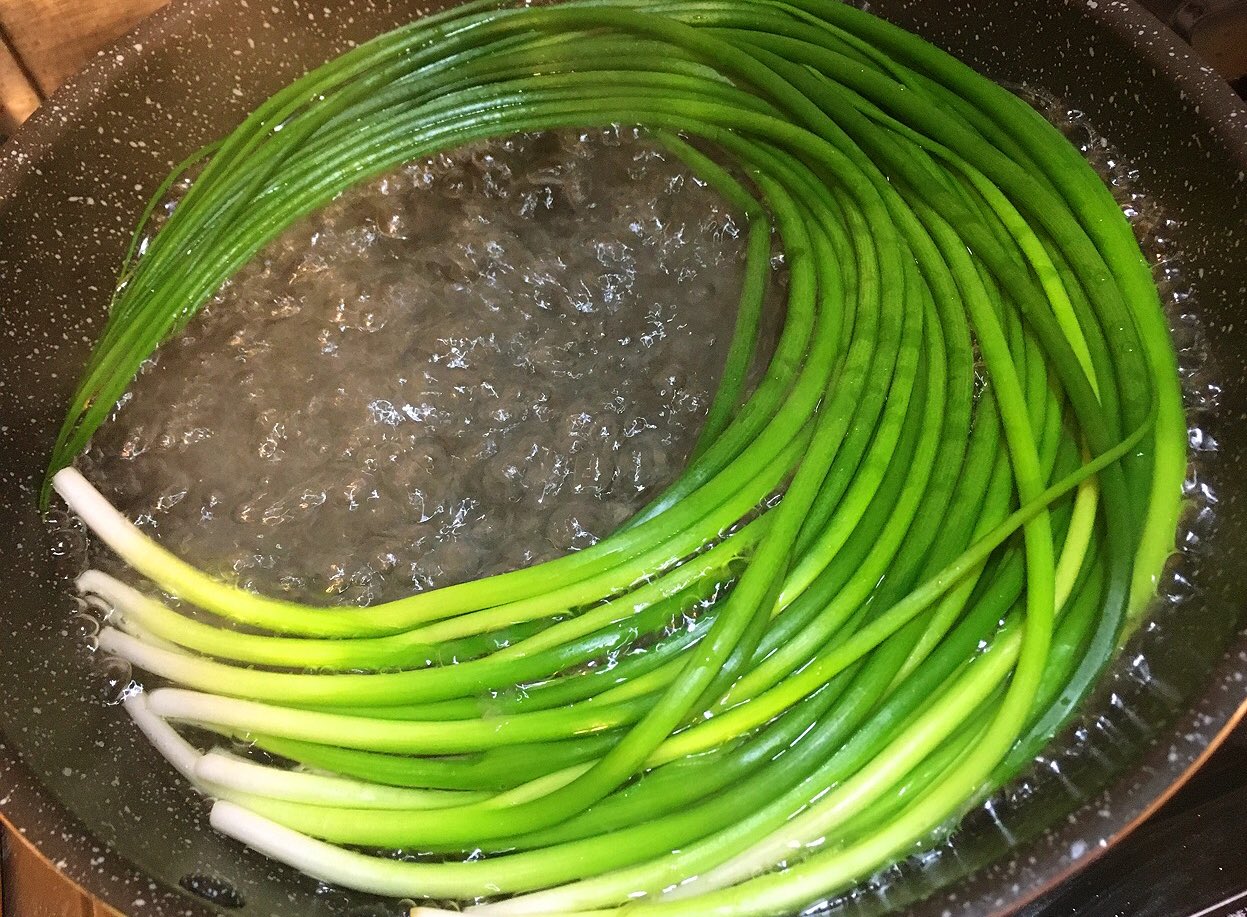 リュウジ 料理のおにいさんバズレシピ 小葱は薬味だけの野菜じゃない 熊本の郷土料理 一文字ぐるぐるにすると立派な一品に 葱本来の甘さが引き立ち 本当に旨い お試しを おつまみにとってもいいですよ レシピはこちら T Co Sqfx98lnjq