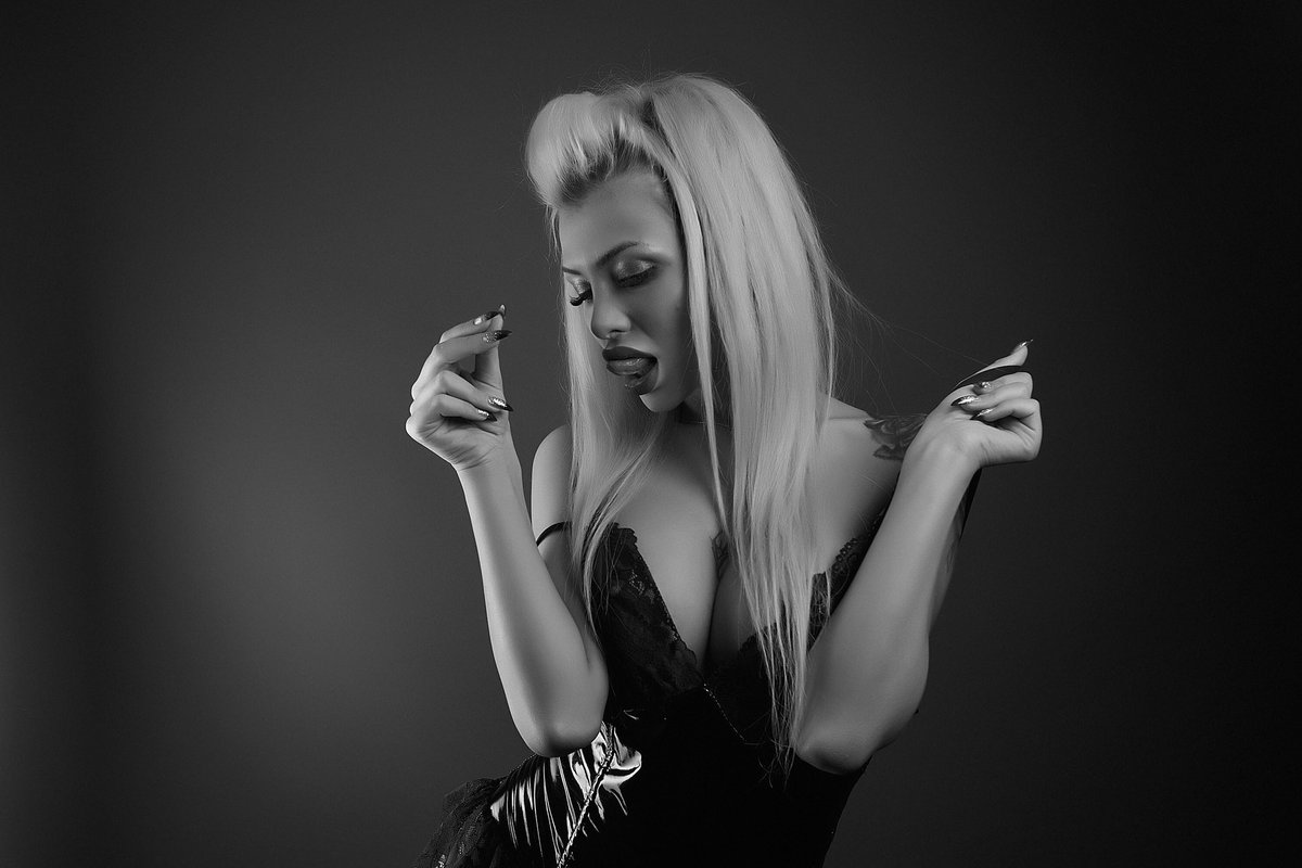 FetishAgnes's tweet photo. Guess what i want now! ��👌👌 #goddess #sexy #findom #worship #tease #paypiggie  #paypigslave https://t.co/u8SwD3GND0