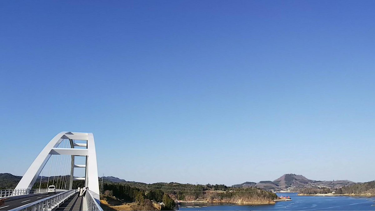 KesennumaKnit's tweet photo. 開通したばかりの気仙沼大橋は歩道がついているので歩いても渡れるのです！橋からは眺める唐桑半島の入りくんだ海岸線がとてもきれいです。(半澤) https://t.co/RtZzMjOAhW