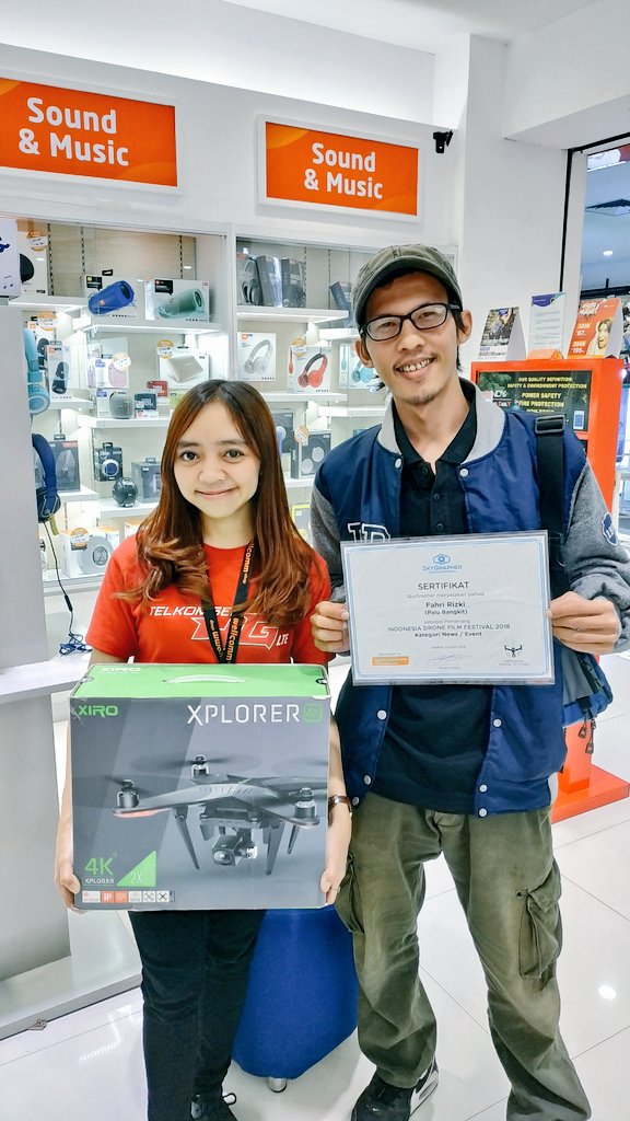 FRHcheko's tweet photo. Mama: "De, mama bangga."
Me: .......

*Rada ngahuleng &amp; sedikit cireumbay*

Mama: "Jadi iraha nikah teh? Mana calonna? Hayang incu lalaki."
Me: *Asalna cireumbay jadi mimisan*

😅😅😅
Hatur nuhun.

Btw, langsung kasih judul:
DRONE FOR SALE
Dijual karena saya user Drone @DJIGlobal https://t.co/7jKyPxN6Sq
