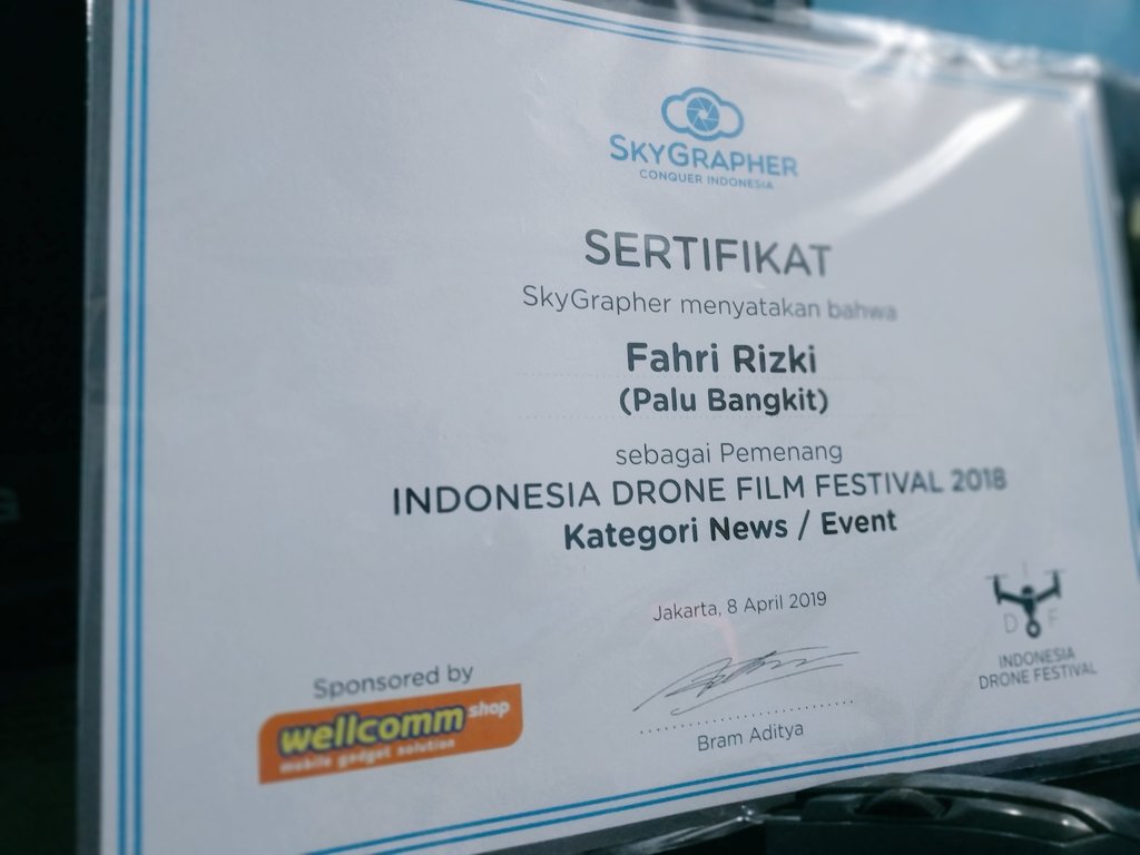 FRHcheko's tweet photo. Mama: "De, mama bangga."
Me: .......

*Rada ngahuleng &amp; sedikit cireumbay*

Mama: "Jadi iraha nikah teh? Mana calonna? Hayang incu lalaki."
Me: *Asalna cireumbay jadi mimisan*

😅😅😅
Hatur nuhun.

Btw, langsung kasih judul:
DRONE FOR SALE
Dijual karena saya user Drone @DJIGlobal https://t.co/7jKyPxN6Sq
