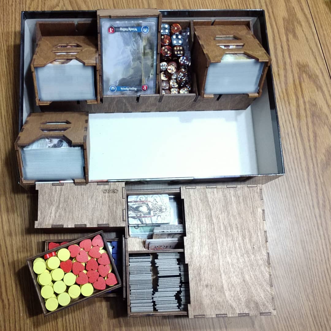 MeepleThe's tweet photo. I managed to figure out a configuration to store Gloom of Kilforth using a few pieces from @mysandboxgaming. 

Note: This is just the base game and would probably not work with the expansions.

#boardgames #gloomofkilforth #Hallornothingproductions #tabletop #cardgame https://t.co/ysk03udRyS