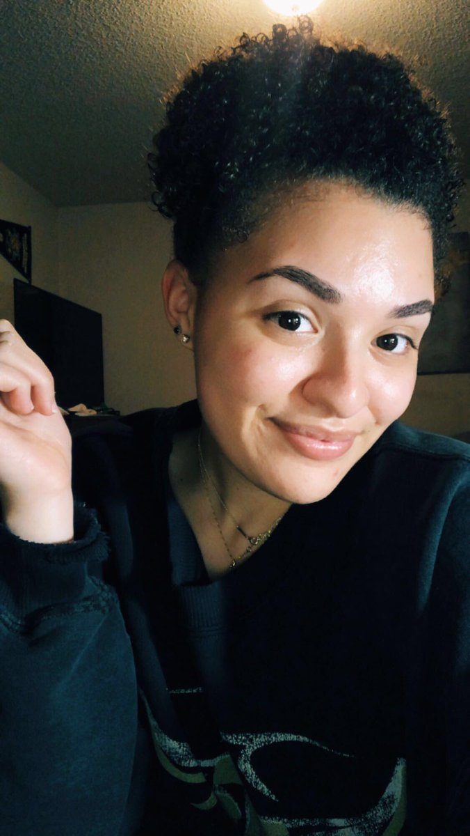 diamondd_davis's tweet image. taking selfies instead of studying 😇