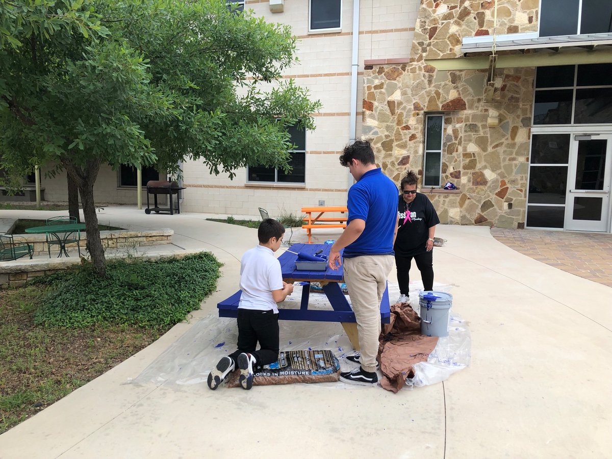 thowardttu's tweet photo. Mission Academy celebrating Earth Day 🌎with a little courtyard beautification.  The students and staff did an amazing job! 🌺🌸🌷🌎.  #missionacademy #elementary #earthday2019 #flowers       @SAISD https://t.co/UM92pap8Om