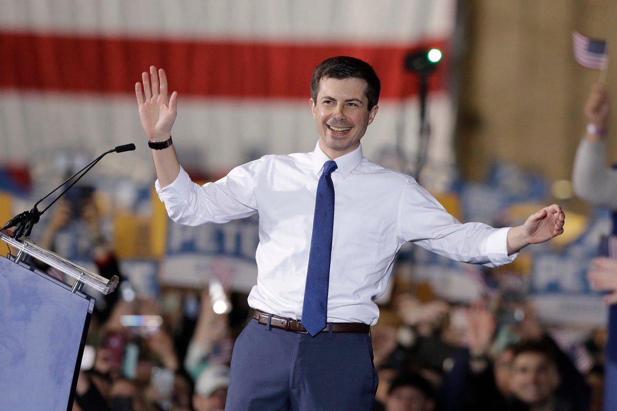 PHX4Pete's tweet photo. Check the armpits... #CoolAsACucumber #RxStrengthDry #NotSweatingIt 

@PeteButtigieg is not dressing casual, he’s wearing his authenticity on his rolled up sleeves!  #PeteTownHall https://t.co/gpRZPy4QxX