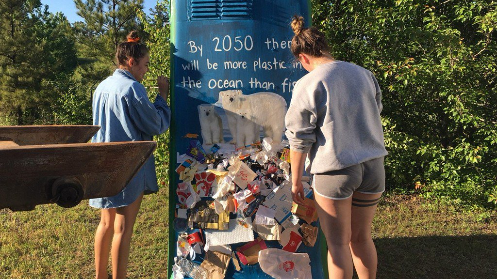13wmaznews's tweet photo. Mercer students paint Porta-Potties to educate people on how to reduce waste https://t.co/5vlLkdsBBm https://t.co/EcUXVhuRoW