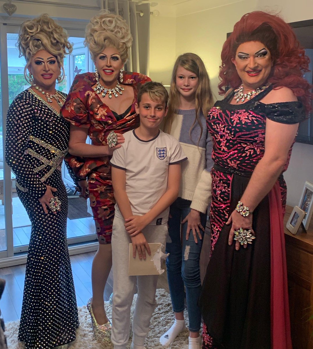 Last night Angel Trust Ambassadors Tess Tickle and the Dragettes along with CEO Clair made a special surprise visit to 14 year old Mia and her family.

Read the full story on our FB

The work we do isn't possible without your support!!👼✨💛 #angeltrust #supportinglocalpeople