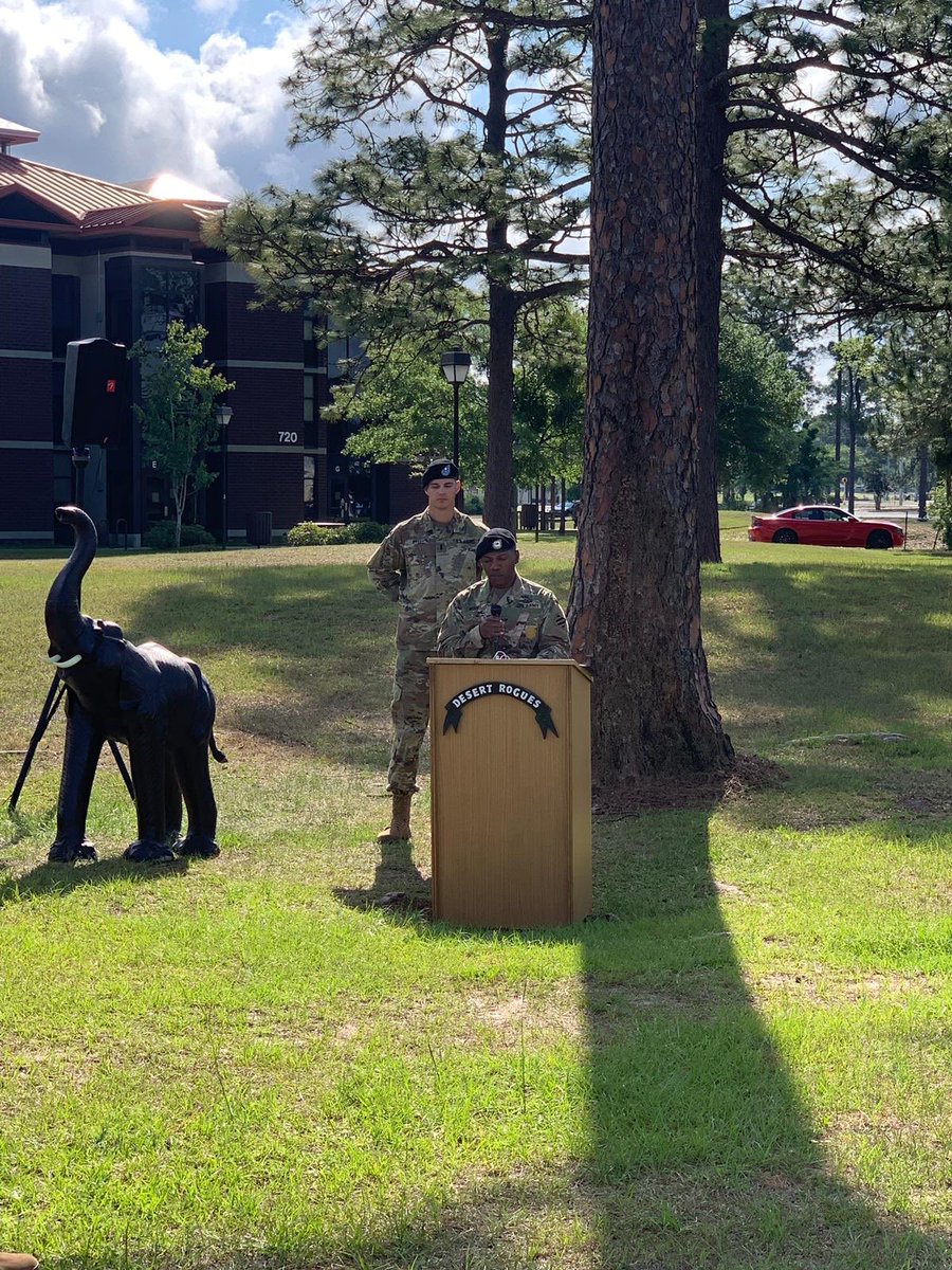 Desert_Rogues's tweet image. Today we had a Change of Responsibility for 1SG Felimon Gomez (Outgoing) and 1SG Frantz Moise (Incoming). The handing off of the Company GuideOn represents the handing off of responsibility from 1SG Gomez to 1SG Moise.

#RaidersFirst #ROTM #DesertRogues