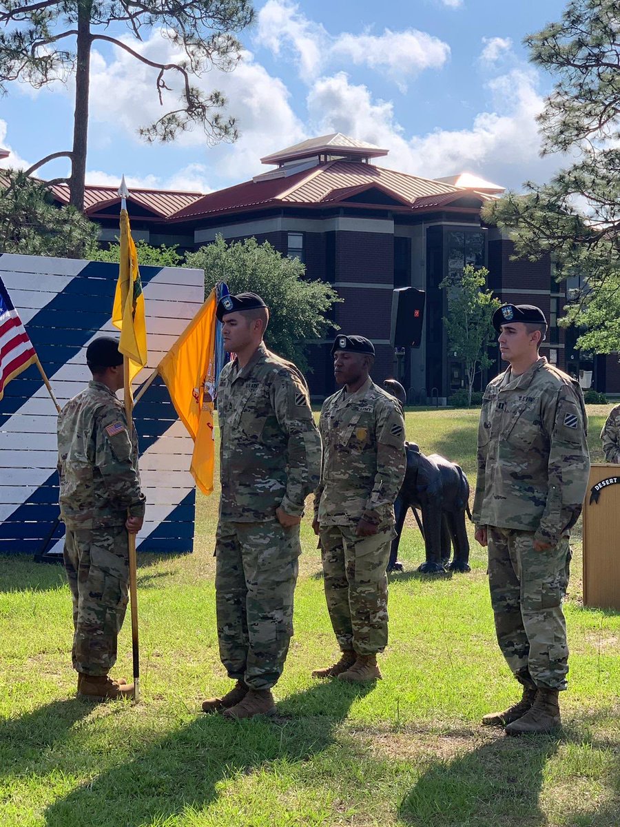 Desert_Rogues's tweet image. Today we had a Change of Responsibility for 1SG Felimon Gomez (Outgoing) and 1SG Frantz Moise (Incoming). The handing off of the Company GuideOn represents the handing off of responsibility from 1SG Gomez to 1SG Moise.

#RaidersFirst #ROTM #DesertRogues