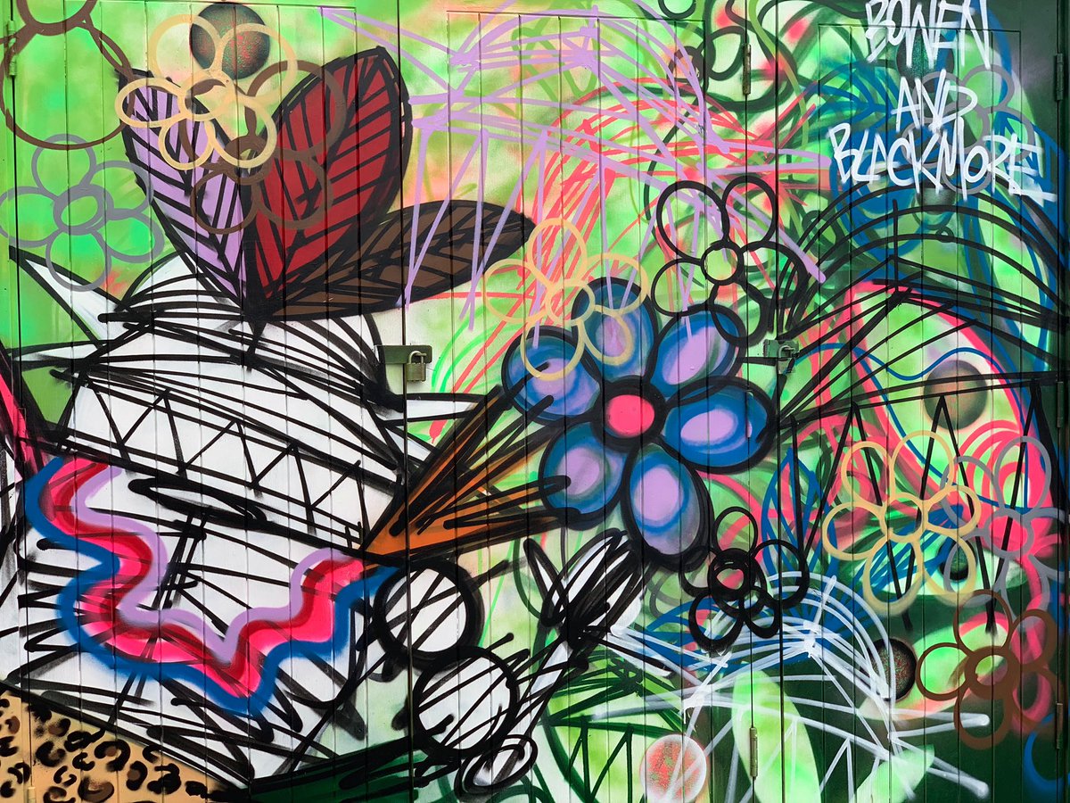 QueensbridgeSch's tweet photo. Nathan Bowen live street art in our playground tonight- community work! Thank you #artforair https://t.co/afdaLv39vk