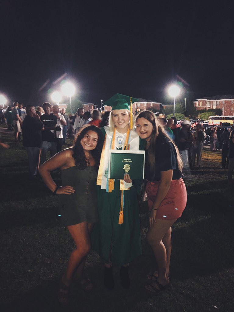 kenzzfugatee's tweet photo. 2019 we out 🎓💚 https://t.co/nUoTncpawp