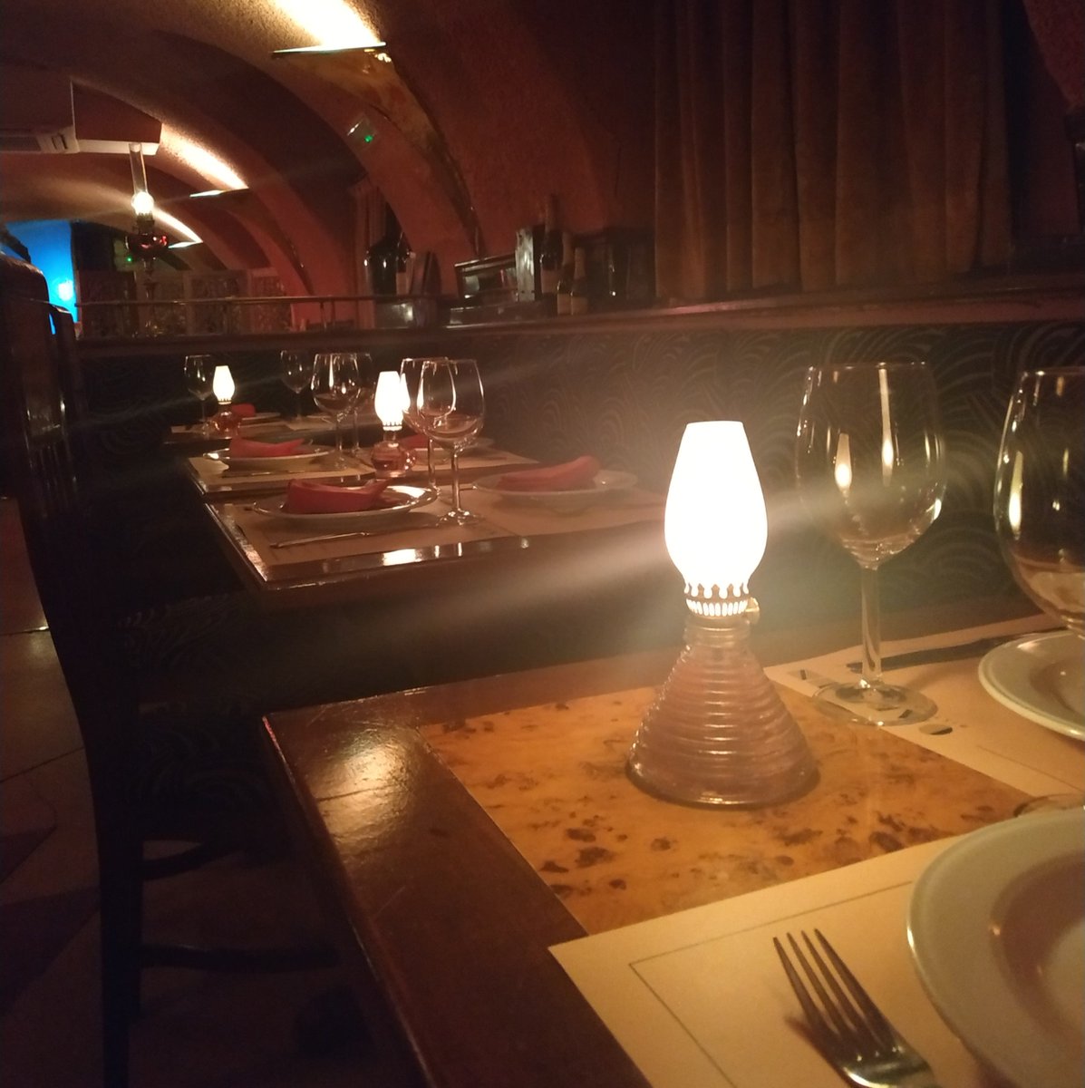 Frente al palacio real se encuentra Caripen.
Música lenta, luz tenue, gastronomía francesa y muchísimo encanto entre sus paredes.
Ven con tu pareja y déjate enamorar un poquito más. 💕

#caripen #madrid #restaurantesmadrid #amor #picofday