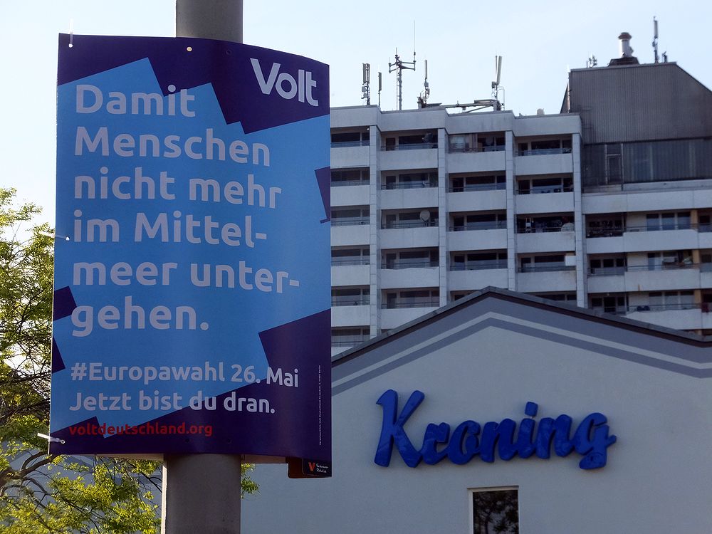 Olaf_HB's tweet photo. schön in das (vor)stadtbild von #BremenNord integriert... sind die #volt-#plakate, die ich heute am #vegesacker #hafen sowie am alten #grohner #markt(platz) aufgehangen habe... ;-) @DeutschlandVolt rules! :-) (1/2) https://t.co/ppQeGecoWO