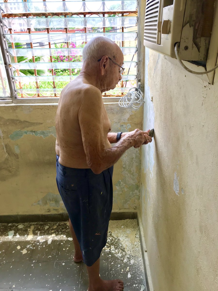 jottatunon's tweet photo. El es mi abuelo Yeyo (tiene 91 años) Hoy decidí pintar mi cuarto y arreglarlo por completo. Mi abuelo se acerca y me dice dejame ayudarte, de lo que le respondo:”Yo puedo, no quiero molestarte” 
El: “Con mi experiencia y tu juventud podemos hacerlo mejor, Y JAMAS ME MOLESTAS”
❤️ https://t.co/rZAkIr4U7z