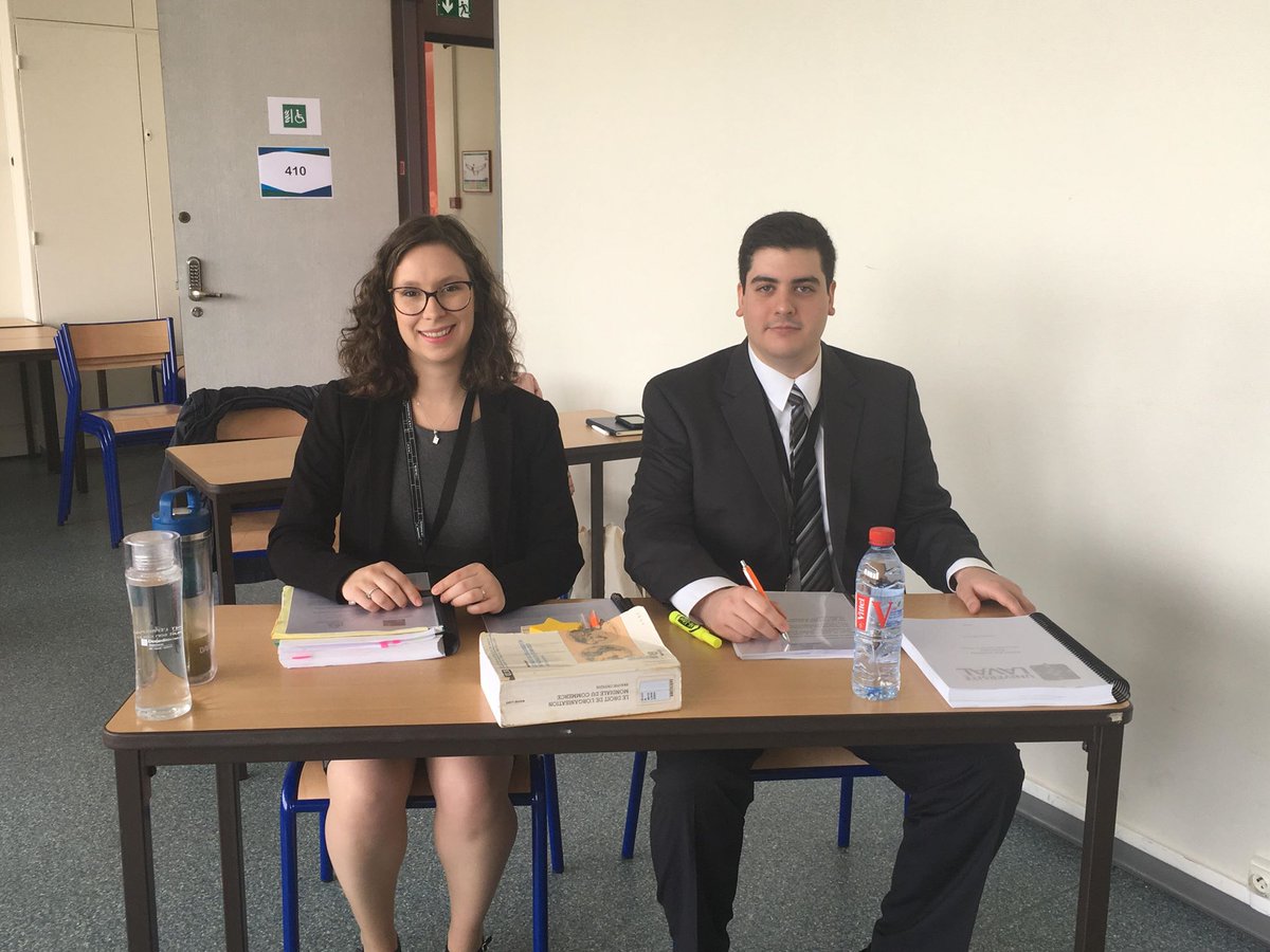 CamLefebvre1's tweet photo. Première journée de plaidoiries déjà terminée pour l'équipe @ulaval_droit. En demande, Université Laval c. Université de #Bretagne occidentale ; en défense, Université d'#Angers c. Université Laval. Bravo à nos deux représentants @JustineBernatc1 et Charles Olivier #RFDI #Ulaval https://t.co/vVQaVkZG5Y