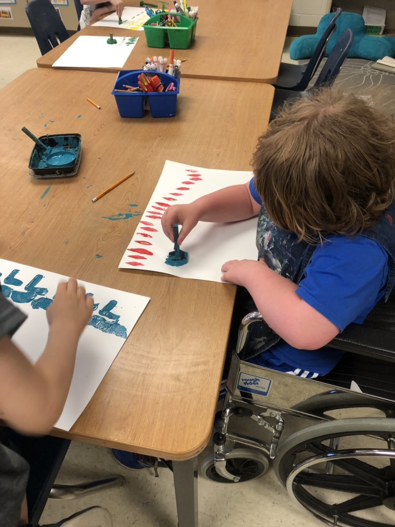 MrsPArtStudio's tweet photo. Printmaking with 1st grade for our collages 🎨 https://t.co/K1g5jbX0Zv