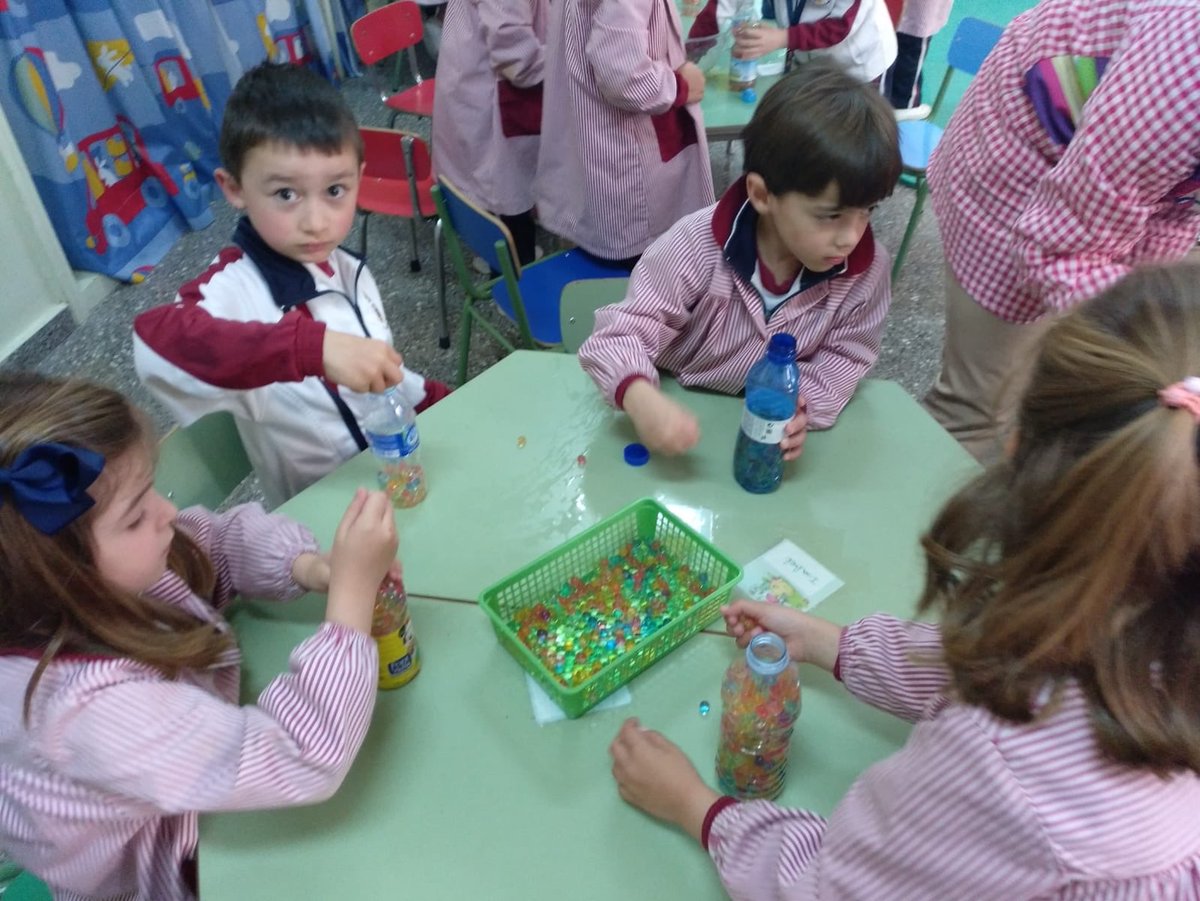 mercedtarancon's tweet photo. #proyectoparticipa en 3º de infantil.
Elaboración del globo de la calma para tenerlo como recurso de vuelta a la tranquilidad, desarrollar la psicomotricidad fina y los sentidos del tacto y vista. https://t.co/tj6XAIwz1H