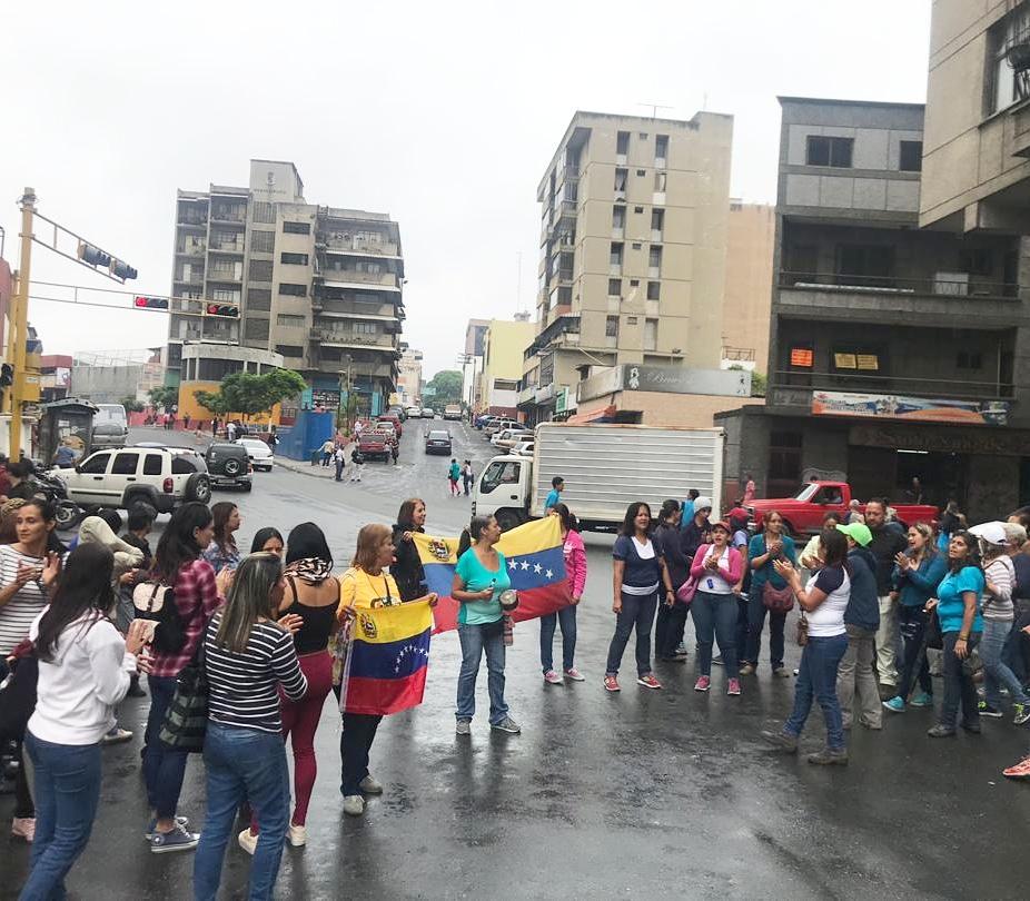 DiarioAvance's tweet photo. #7Mayo Maestros estadales se concentran a la altura de la calle Ribas en #LosTeques para exigir mejoras salariales y respeto al contrato colectivo. Reporta: Mildre Torres. #Avance #Protestas @ReporteYa https://t.co/4kzsba9DfX