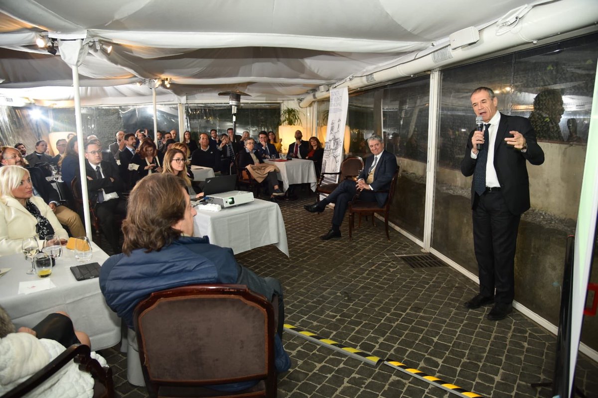 TDMThinkTank's tweet photo. La serata si è chiusa con un vivo e stimolante dibattito con i soci del #TTTdM. 3/3 https://t.co/3afM5RX2Jh