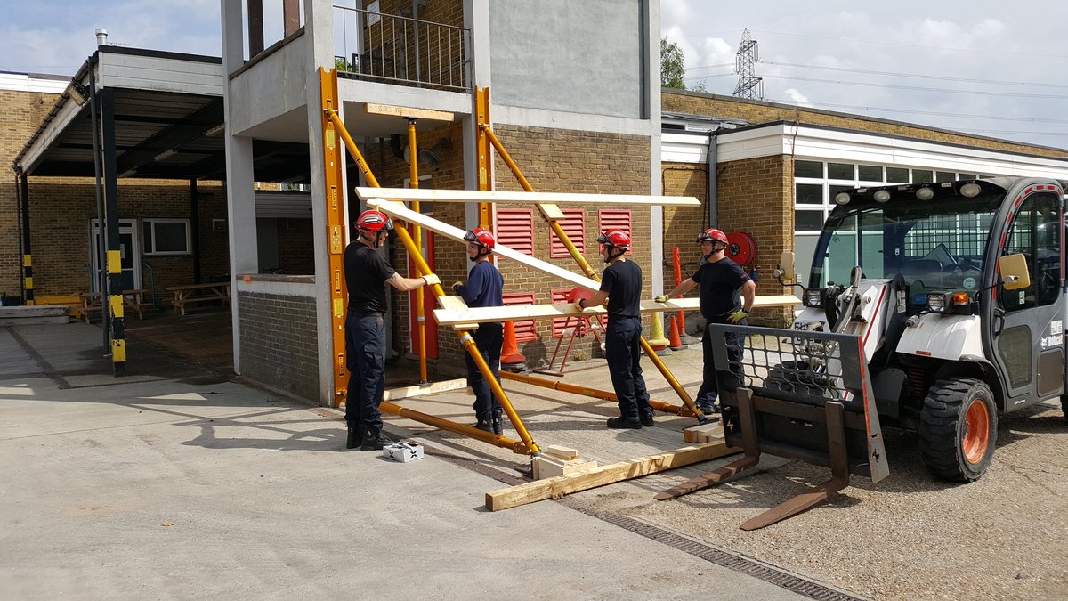 HantsIOW_USAR's tweet image. Technical @USAR_Capability #timber and @Paratech_Inc metal #shoring input today for our new technicians. Prep for the #tech2 #notjustfires #training @Eastleigh32 @Hants_fire @HantsFireDogs @hfrs_control