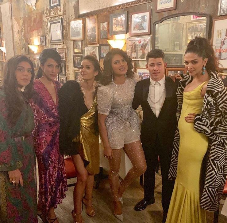 .@nickjonas pose with Indian beauties @deepikapadukone @priyankachopra @HumaAbedin #anaitaadajania #NatashaPoonawalla at #MetGala2019 

#MetGala #MetGaga #Fashion #Style