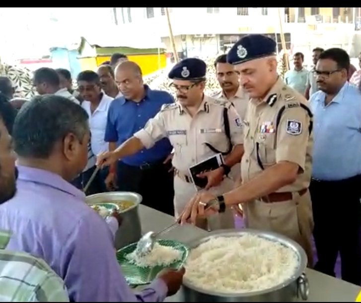 DGPOdisha's tweet image. @odisha_police having displayed humane approach during evacuation carried it to the next level. We have opened Karuna Camp to serve food to  people in distress. The affection we received is beyond words to describe @CMO_Odisha  @srcodisha. #cycloneFaniAftermath.