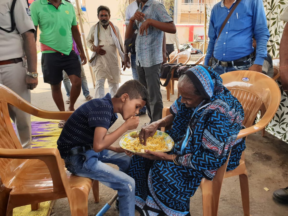 DGPOdisha's tweet image. @odisha_police having displayed humane approach during evacuation carried it to the next level. We have opened Karuna Camp to serve food to  people in distress. The affection we received is beyond words to describe @CMO_Odisha  @srcodisha. #cycloneFaniAftermath.