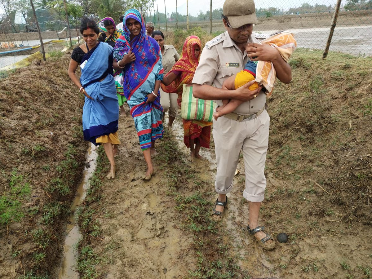 DGPOdisha's tweet image. @odisha_police having displayed humane approach during evacuation carried it to the next level. We have opened Karuna Camp to serve food to  people in distress. The affection we received is beyond words to describe @CMO_Odisha  @srcodisha. #cycloneFaniAftermath.
