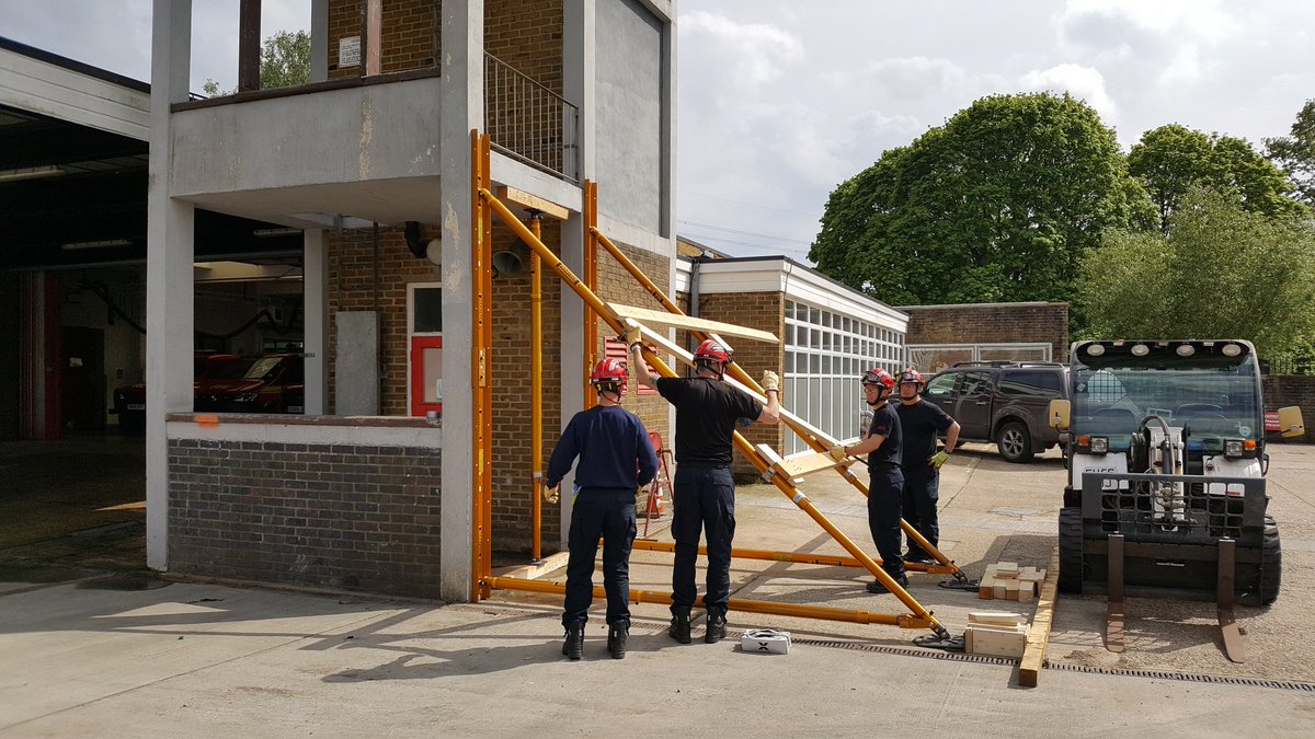 HantsIOW_USAR's tweet image. Technical @USAR_Capability #timber and @Paratech_Inc metal #shoring input today for our new technicians. Prep for the #tech2 #notjustfires #training @Eastleigh32 @Hants_fire @HantsFireDogs @hfrs_control