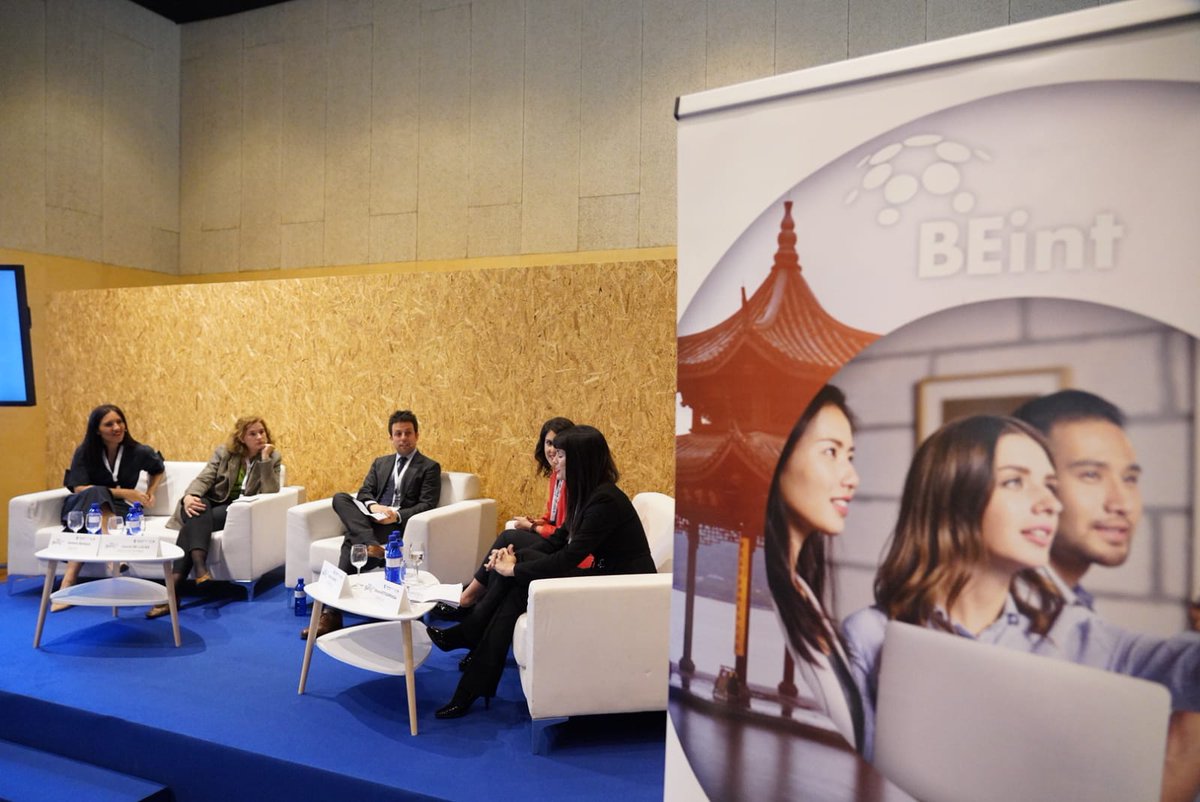 grupospri's tweet photo. Desarrollo de competencias dentro de un entorno multicultural e internacional. Mesa redonda: ¿Qué tiene de atractivo realizar una carrera internacional? en #Intergune19 con Microsoft, Orona, Iparlat y Bizkaia Talent #basquetrade #grupospri #Beint #GlobalTrainning https://t.co/gjd0sfdbXA