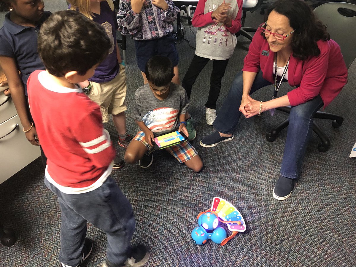 Tech_NicholeEDU's tweet image. Coding centers with #DashRobots in the #SMARTLab today with @cmassull 1st grade class! @WonderWorkshop #CSforAll #LibEagles19 #MusicIntegration