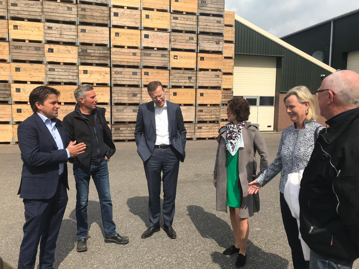 GFHuis's tweet photo. In aanloop naar de Europese Verkiezingen op 23 mei a.s. bracht @AnnieSchreijer (CDA) een werkbezoek aan @Fruitmasters en fruitteler Van Haarlem. Gesproken over belang gewasbescherming en voedselveiligheid. Niet emotie, maar wetenschap moet voorop staan in debat. @NFOfruit @GFHuis https://t.co/ErSgPkbT1S