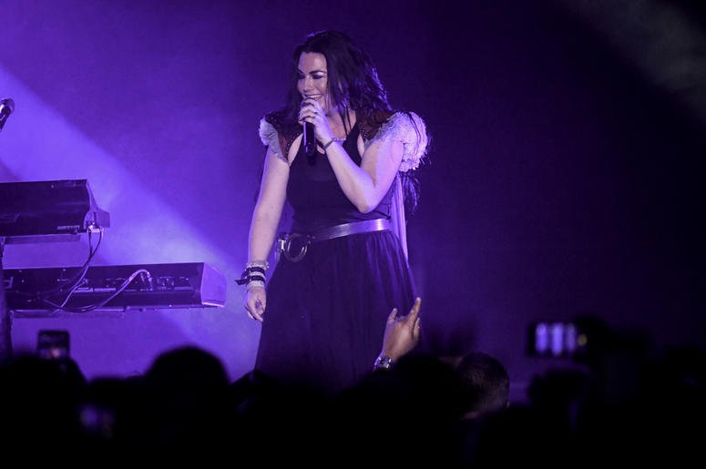 GamesOfEV's tweet image. TOUR | Professional photos of @AmyLeeEV in @HardRockHolly! #Evanescence