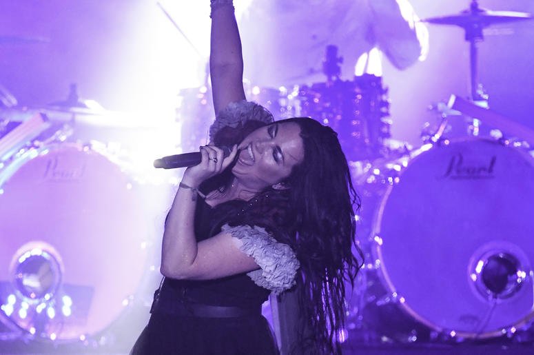 GamesOfEV's tweet image. TOUR | Professional photos of @AmyLeeEV in @HardRockHolly! #Evanescence