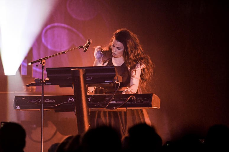 GamesOfEV's tweet image. TOUR | Professional photos of @AmyLeeEV in @HardRockHolly! #Evanescence