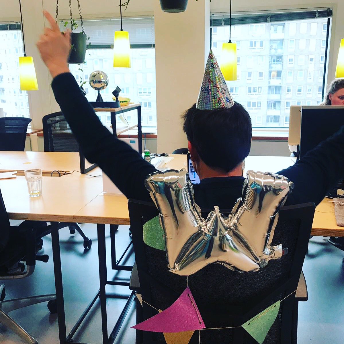 Liveworkstudio's tweet photo. Happy 1-year work anniversary @wimrampen! 🎉 We’re very happy to have you here at Livework. Cheers to many more! 🍾 #liveworking #job #team #celebrate https://t.co/eH6wRec4bx