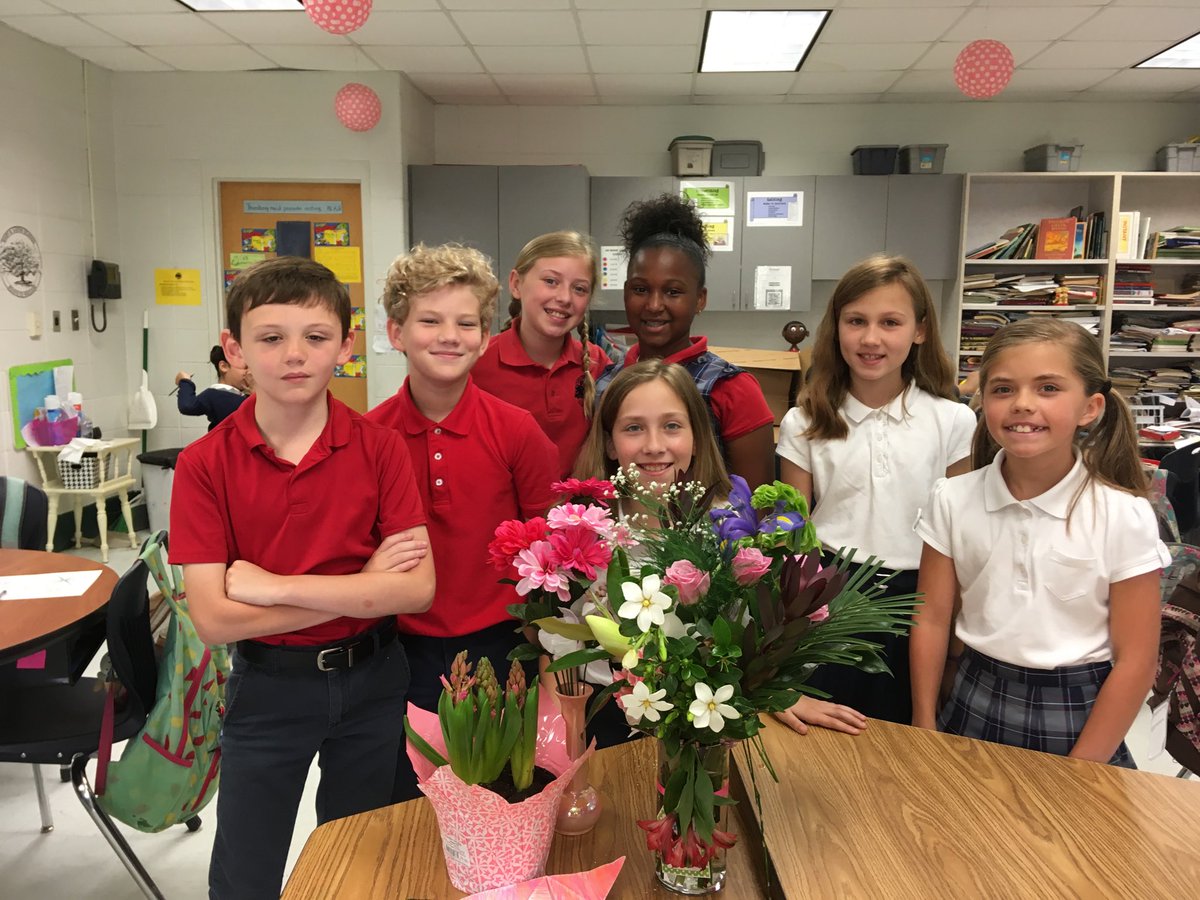 PsdunnDunn's tweet photo. Beautiful flowers from Beautiful students! Thank you! ⁦@MaryBAustin⁩ #TeacherAppreciationDay https://t.co/bdqdHx169S