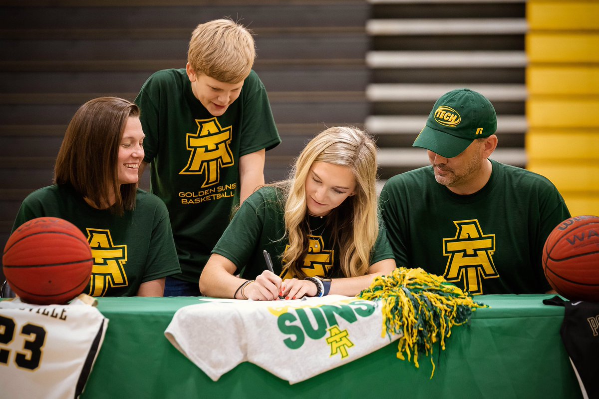 abby_1523's tweet photo. officially a golden sun 💚💛 @ATUWBasketball https://t.co/qZqku6Rt1Y