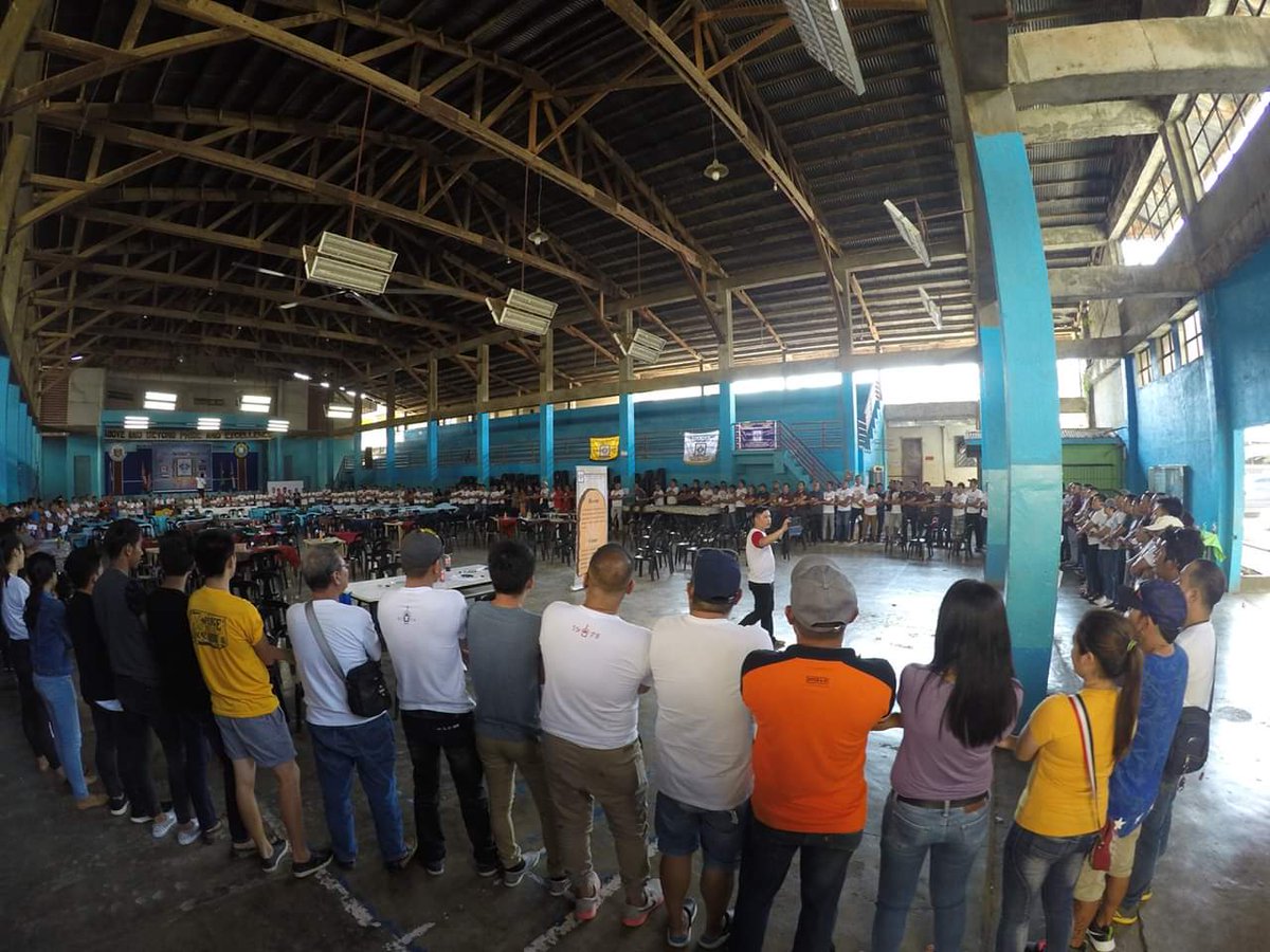 Knights_Ulphans's tweet photo. Meeting new faces, singing our song and shaking our hands. 19 Knights and Ulphans 73 #knightsandulphans #Knights #Ulphans #fraternity #SUUL https://t.co/mGPVCKuNRs