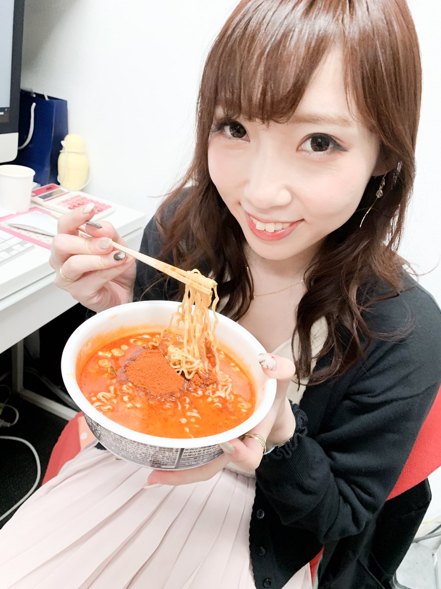 イノセント スタッフのタカダさん 先日ゆあちゃんが新しい辛いラーメン食べてました 唐辛子山盛りで スープ一口貰ったら口の中で痛かったです 最近他にも辛いもの好き女子が増えてる