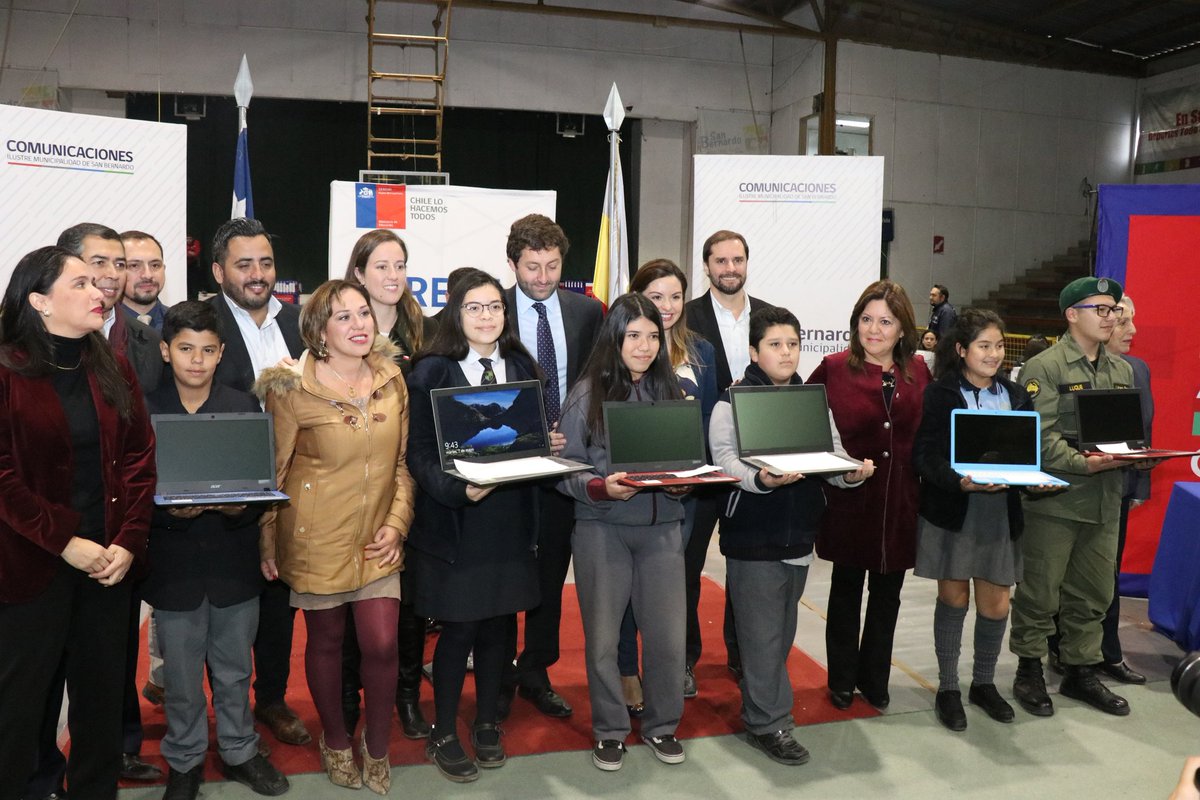 SanBernardocl's tweet photo. Alcaldesa @Nora_Cuevas junto a autoridades comunales y regionales, hacen entrega de 1952 computadores a través de los programas #Meconectoparaaprender y #YoelijomiPc a diversos niños y niñas de establecimientos educacionales de la comuna. @_Barbara_Soto @jbellolio @Tono_Coloma https://t.co/lq5E8W7YHO