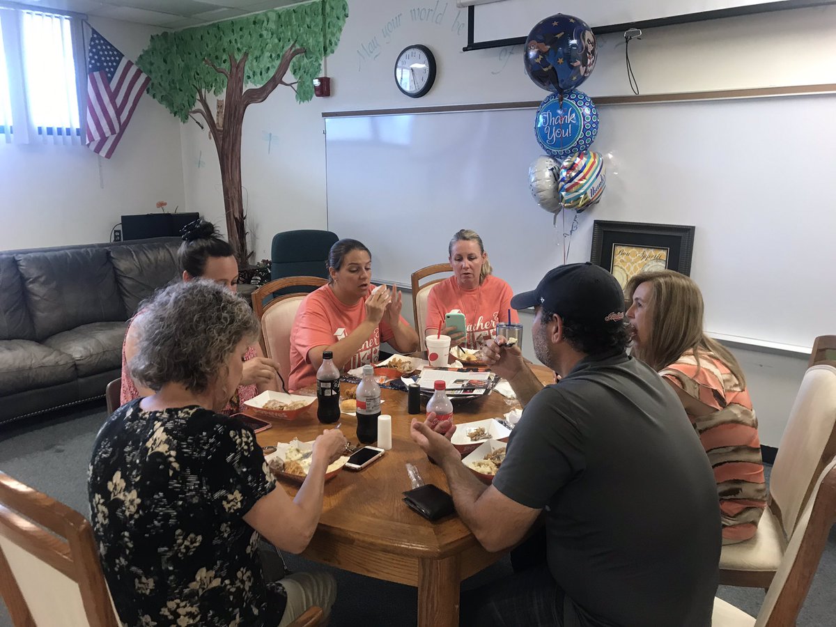 DeltonaLksElem's tweet photo. Feeling appreciated with a delicious lunch from Popeyes! Thank you administration &amp; Popeyes! @DeltonaLksElem @tngriffi_tonya @ramonita_ortiz1 @HopeNoga https://t.co/4JS3OFAXiI